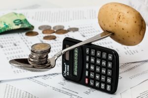 年末年始に学生が宿泊費を節約する方法は？